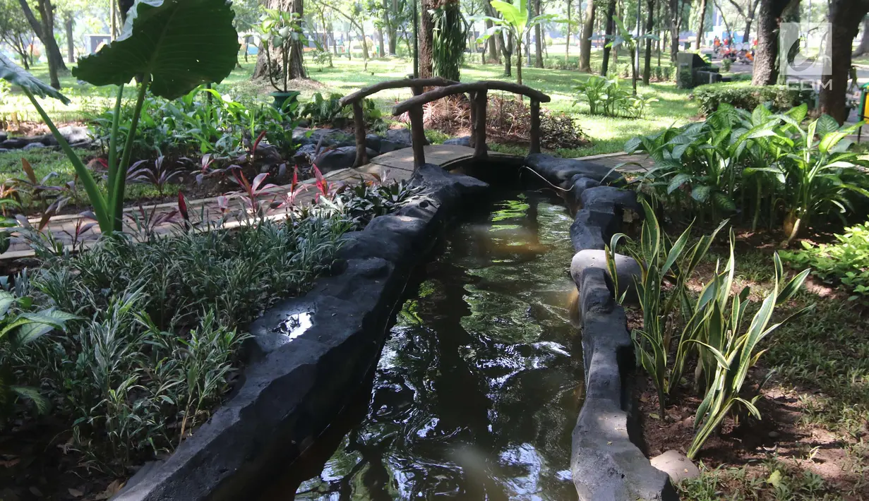 Kolam yang sudah diisi dengan bibit ikan menghiasi taman sisi barat Monas, Jakarta Pusat, Rabu (28/3). Taman seluas 2 ribu meter persegi tersebut diproyeksikan dapat menjadi tempat rekreasi baru bagi warga Jakarta. (Liputan6.com/Arya Manggala)