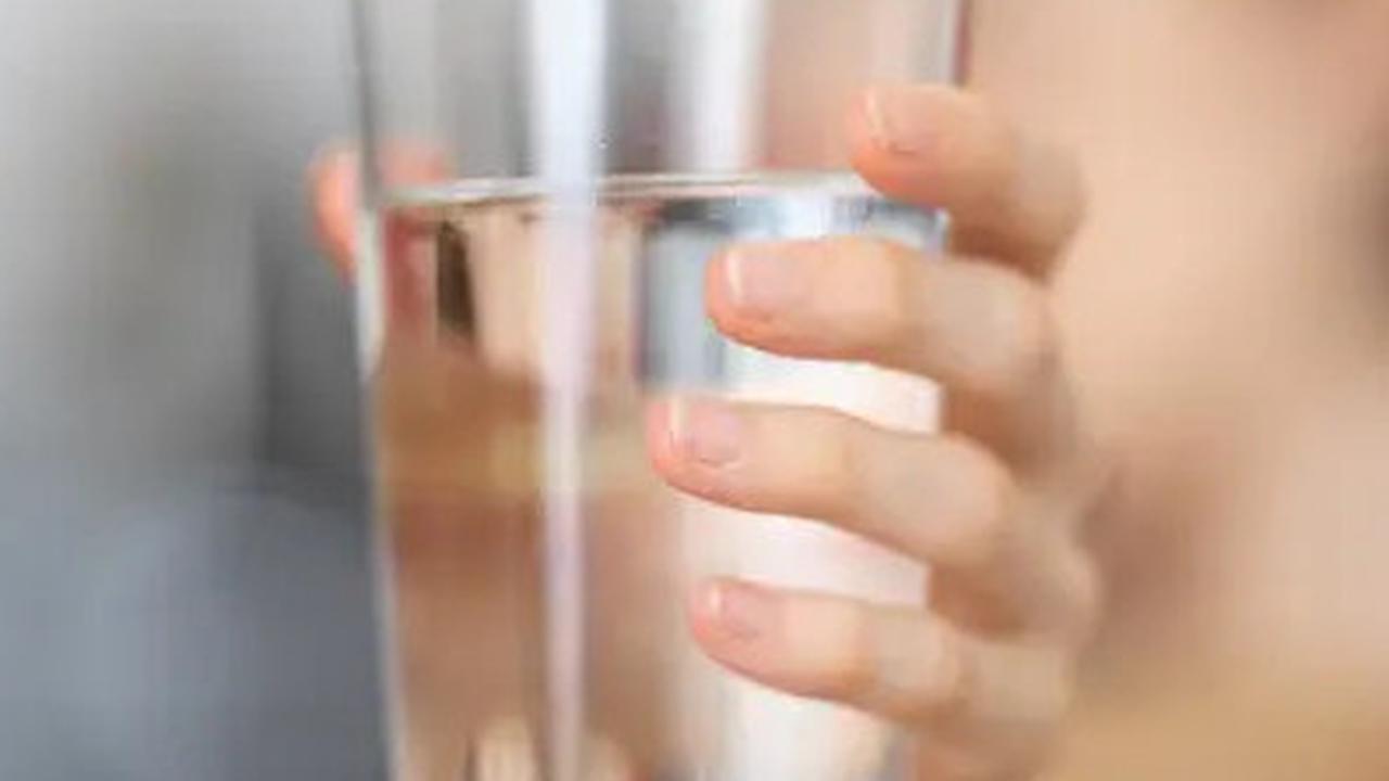 Minum Air Hangat di Pagi Hari Bisa Bantu Turunkan Kolesterol? Temukan Fakta dan Manfaatnya untuk Kesehatan Kamu!