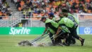 Sejumlah petugas menyingkirkan air yang menggenangi lapangan Jakarta International Stadium (JIS) jelang laga perempat final Piala Dunia U-17 2023 antara Timnas Brasil U-17 melawan Timnas Argentina U-17, Jumat (24/11/2023). (Bola.com/Bagaskara Lazuardi)