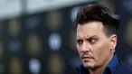 Aktor Johnny Depp saat menghadiri premiere film 'Alice Through The Looking Glass' di Hollywood, California, 23 Mei 2016. Bintang film Pirates of the Caribbean itu tampil dengan rambut berantakan. (REUTERS/Mario Anzuoni)