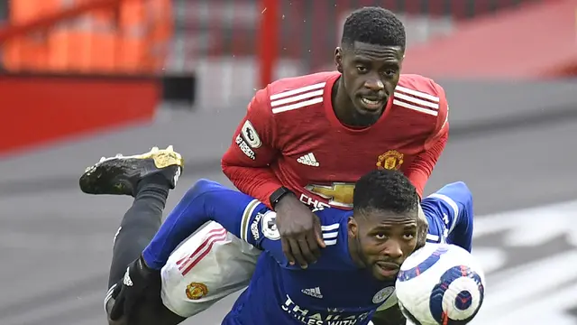 FOTO: Tumbang 1-2 dari Leicester City, Manchester United Relakan Tetangga Berpesta - Axel Tuanzebe; Kelechi Iheanacho