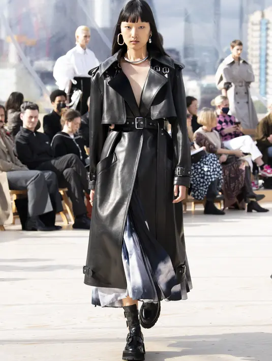 Trench coat ini memiliki model lengan dan hem parasut yang digulung. Foto: Document/Alexander McQueen.