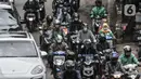 Suasana Jalan Kapten Tendean, Mampang Prapatan, Jakarta yang macet, a, Senin (5/4/2021). Kemacetan dari arah Jalan Kapten Tendean menuju kawasan Blok M itu disebabkan adanya proyek galian kabel Sarana Jaringan Utilitas Terpadu (SJUT) yang memakan sebagian badan jalan. (merdeka.com/Iqbal S Nugroho)