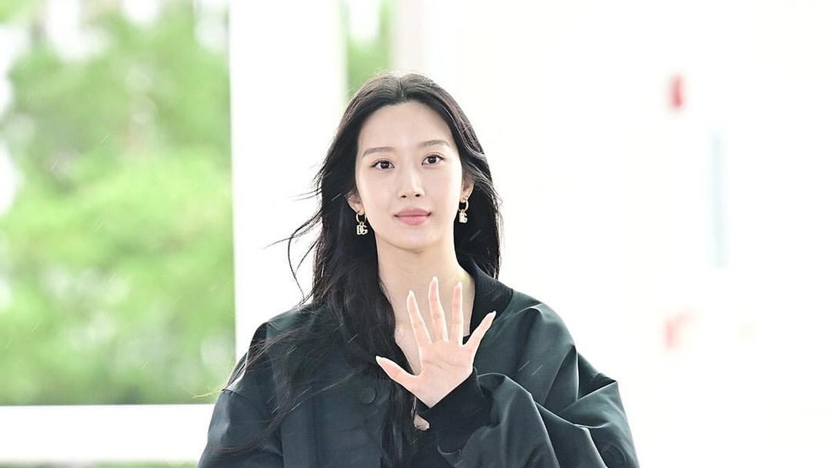 Mun Ka Young Tampil Effortless Beauty dengan Lingerie Look di Bandara Incheon Menuju Jakarta