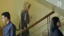 Istri terdakwa dugaan korupsi e-KTP Setya Novanto, Deisti Astriani Tagor naik menuju ruang pemeriksaan di Gedung KPK, Jakarta, Rabu (10/1). Sebelumnya pada Senin (20/11) lalu, Deisti juga telah diperiksa. (Liputan6.com/Helmi Fithriansyah)