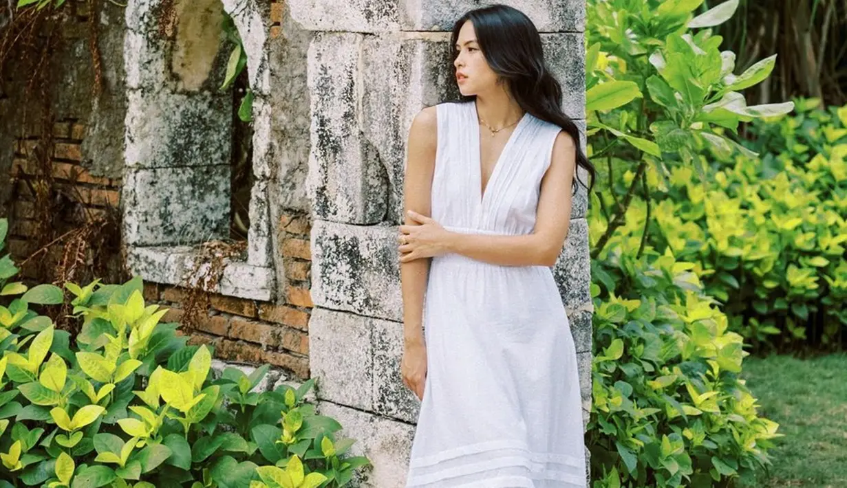 Di tengah-tengah liburannya di Pulau Dewata, Maudy Ayunda sempat menjalani pemotretan di sebuah resort mewah yang terletak di kawasan Uluwatu, Bali. Ia tampak berpose candid sambil mengenakan long dress berwarna putih. (Liputan6.com/IG/@maudyayunda)