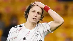Bek Arsenal, David Luiz, tampak kecewa usai mendapat kartu merah saat melawan Wolverhampton Wanderers pada laga Liga Inggris di Stadion Molineux, Selasa (2/2/2021). Arsenal takluk dengan skor 2-1. (Shaun Botterill/Pool/AFP)