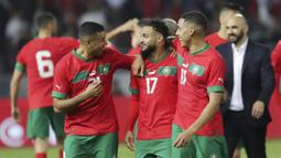 Pemain Maroko, Walid Cheddira, Sofiane Boufal, Abdelhamid Sabiri, merayakan kemenangan atas Brasil pada laga uji coba FIFA Matchday di Grand Stade de Tanger, Tangier, Minggu (26/3/2023). Dalam laga uji coba FIFA Matchday periode Maret 2023, Maroko mempermalukan Brasil dengan skor 2-1. (AP Photo/Mosa'ab Elshamy)