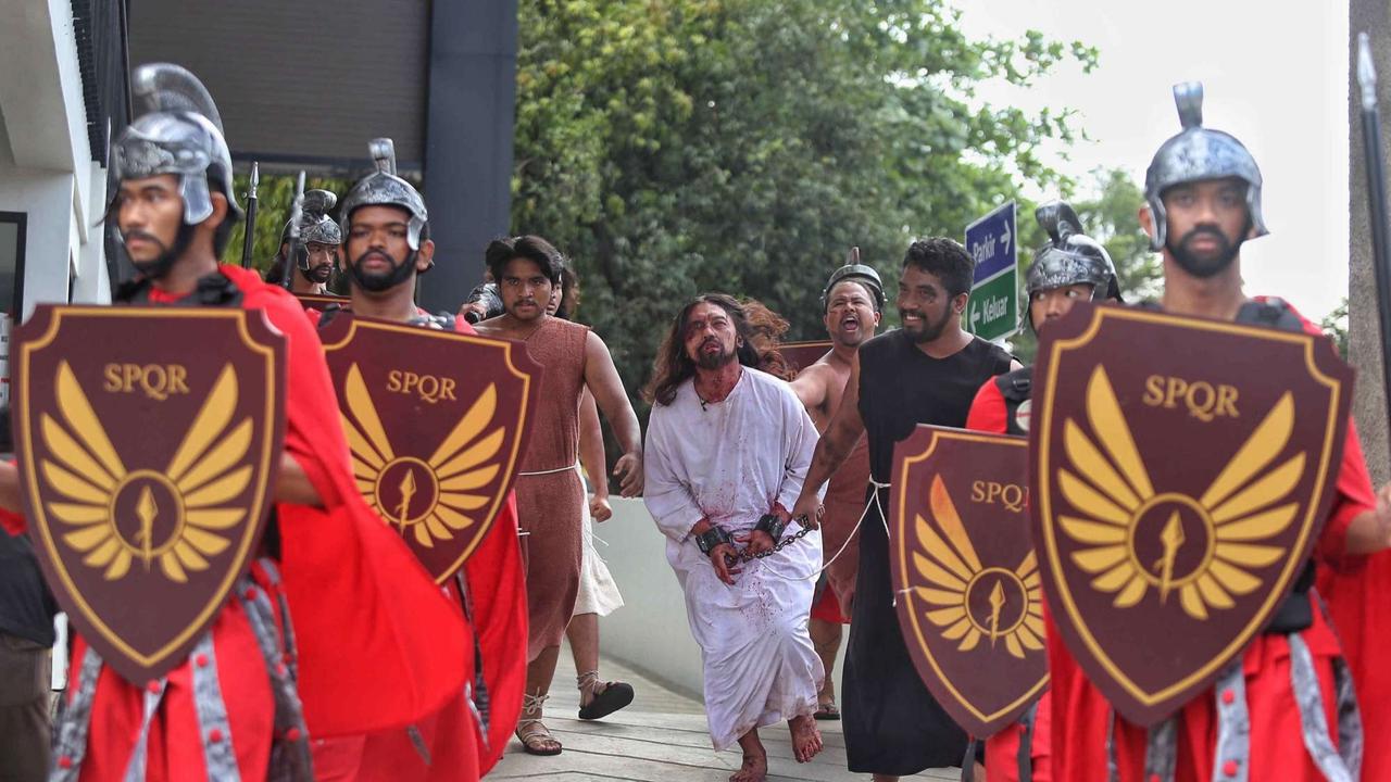 Drama penyaliban Yesus Kristus selama peringatan Jumat Agung