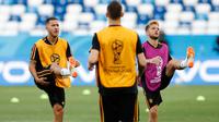 Gelandang Belgia, Eden Hazard dan Dries Mertens melakukan pemanasan saat latihan di stadion Kaliningrad,  Rusia (27/6). Belgia akan bertanding melawan Inggris pada grup G Piala Dunia 2018. (AP Photo/Alastair Grant)