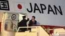 PM Jepang Shinzo Abe tiba di Bandara Internasional Ministro Pistarini, Buenos Aires, Argentina, Kamis (29/11). Abe tiba di Argentina untuk menghadiri KTT G20. (AP Photo/Martin Mejia)