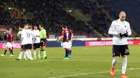 Momen saat bek AC Milan Gabriel Paletta diganjar kartu kuning kedua akibat melanggar pemain Bologna Blerim Dzemaili. (Giorgio Benvenuti/ANSA via AP)