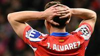 Pemain depan Atletico Madrid asal Argentina bernomor punggung 19, Julian Alvarez, bereaksi selama pertandingan leg kedua babak 16 besar Liga Champions UEFA antara Club Atletico de Madrid dan Real Madrid CF di stadion Metropolitano di Madrid, Kamis dini hari WIB (13-3-2025). (JAVIER SORIANO/AFP)