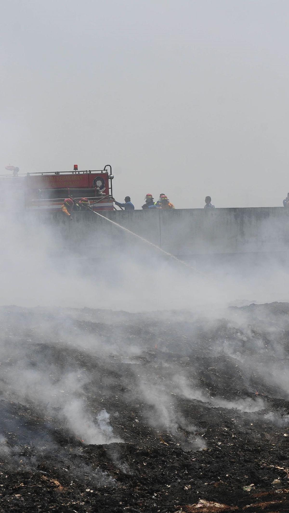 Menurut petugas damkar asap sisa kebakaran ini didominasi oleh sampah plastik yang sudah terbakar sejak Sabtu (23/9/2023) lalu.