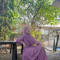 Tampil anggung dengan ruffle dress, hijab Meisya pun dibentuk bergelombang. Volume dari dress dan hijabnya menghadirkan kesan tersendiri yang membuat semakin memesona dengan gayanya. [Foto: Instagram/meisya_siregar]