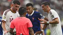 Penyerang Timnas Prancis #10, Kylian Mbappe (Tengah), bek Spanyol #14, Aymeric Laporte (Kiri), dan gelandang Spanyol #08, Fabian Ruiz (Kanan), berbicara dengan wasit El Salvador, Ivan Barton, selama pertandingan semifinal Piala Dunia 2026 antara Prancis dan Spanyol di Stadion Dallas di Arlington pada 15 Juli 2026. (MAURO PIMENTEL/AFP)