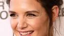 Senyum Katie Holmes di pemutaran miniseri The Kennedys - After Camelot di Paley Center for Media, Beverly Hills, California (15/3). Miniseri drama televisi ini akan terdiri dari empat episode. (Frazer Harrison/Getty Images/AFP)