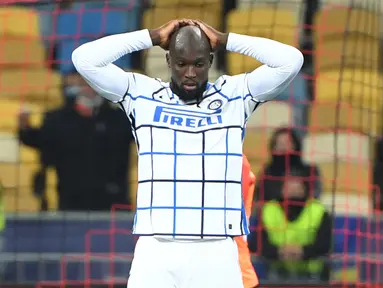 Penyerang Inter Milan, Romelu Lukaku, tampak kecewa usai bermain imbang menghadapi Shakhtar Donetsk pada laga lanjutan Liga Champions 2020/2021 di NSC Olimpiyskiy, Rabu (28/10/2020) dini hari WIB. Inter Milan bermain imbang 0-0 lawan Shakhtar Donetsk. (AFP/Sergei Supinsky)
