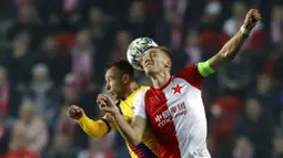 Bek Barcelona, Arthur, duel udara dengan pemain Slavia Praha, Tomas Soucek, pada laga Liga Champions 2019 di Stadion Sinobo, Rabu (23/10). Barcelona menang 2-1 atas Slavia Praha. (AP/Petr David Josek)