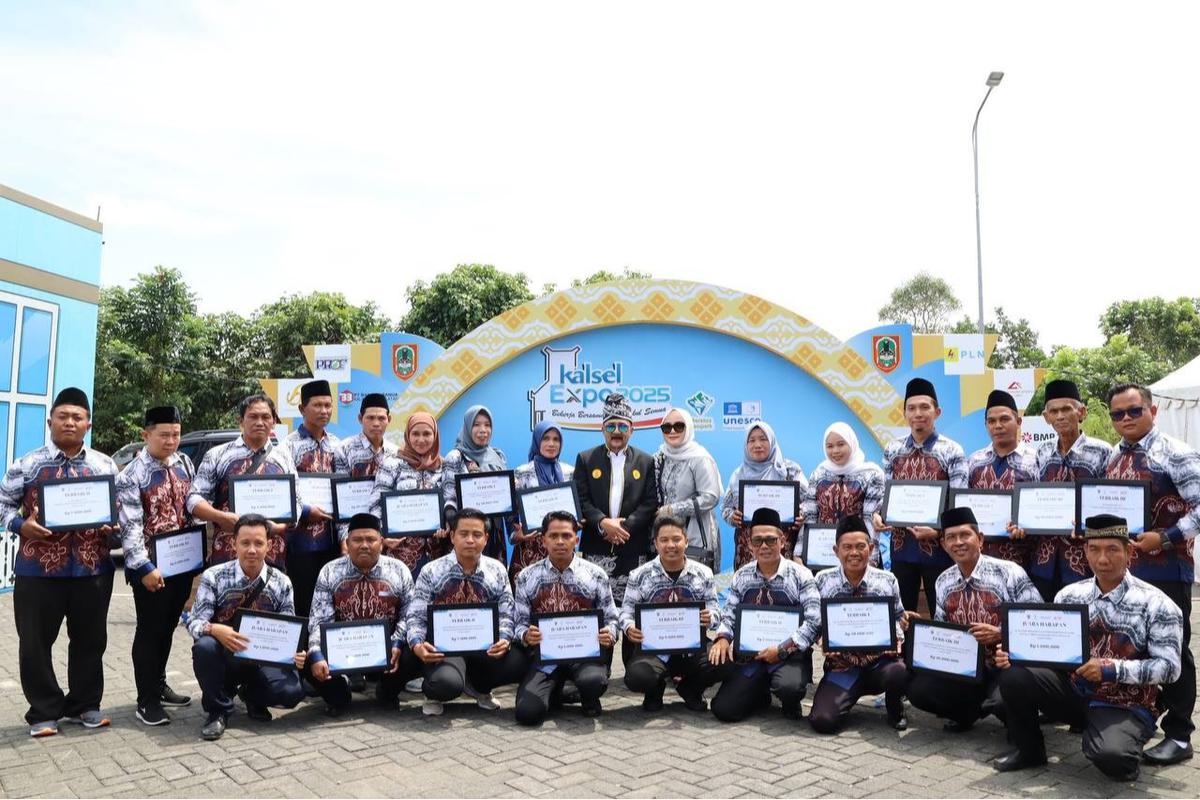 Gubernur Kalsel Berikan Penghargaan untuk Petani Berprestasi