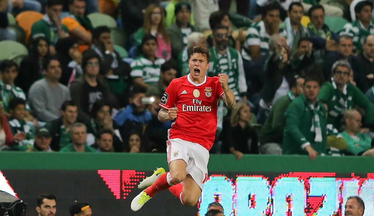 Bek Benfica, Victor Lindelof, melakukan selebrasi usai mencetak gol ke gawang Sporting CP pada lanjutan liga Portugal di Stadion Alvalade, Lisbon (22/4/2017). (EPA/Miguel A. Lopes)