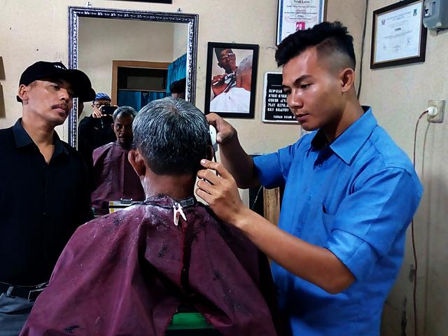 Banyuresmi Kampung Sekolah Tukang Cukur Andal Indonesia Regional Liputan6 Com