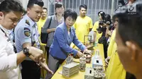 Menteri Kehakiman Jepang Yoko Kamikawa melihat hasil kerajian dari tahanan Lapas Kelas IIA Narkotika Jakarta di Cipinang, Jakarta, Sabtu (9/9). (Liputan6.com/Angga Yuniar)