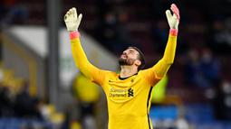 Alisson Becker - Kiper Liverpool ini menjadi salah satu penggawa penentu keberhasilan Brasil lolos ke Piala Dunia 2022 setelah menang atas Kolombia dengan skor akhir 1-0. Becker sudah dimainkan dalam 4 dari total 12 laga di kualifikasi sampai saat ini. (AFP/Clive Mason)