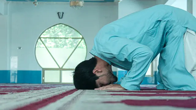 Ilustrasi salat, sujud, ibadah