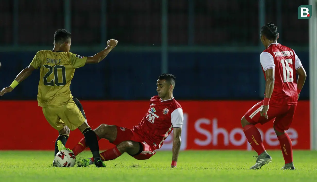 Bek Persija Jakarta, Otavio Dutra (tengah) menghadang pemain Bhayangkara Solo FC, Sani Rizki Fauzi, pada laga Piala Menpora 2021 di Stadion Kanjuruhan, Malang, Rabu (31/3/2021). Persija Menang dengan skor 2-1. (Bola.com/M Iqbal Ichsan)