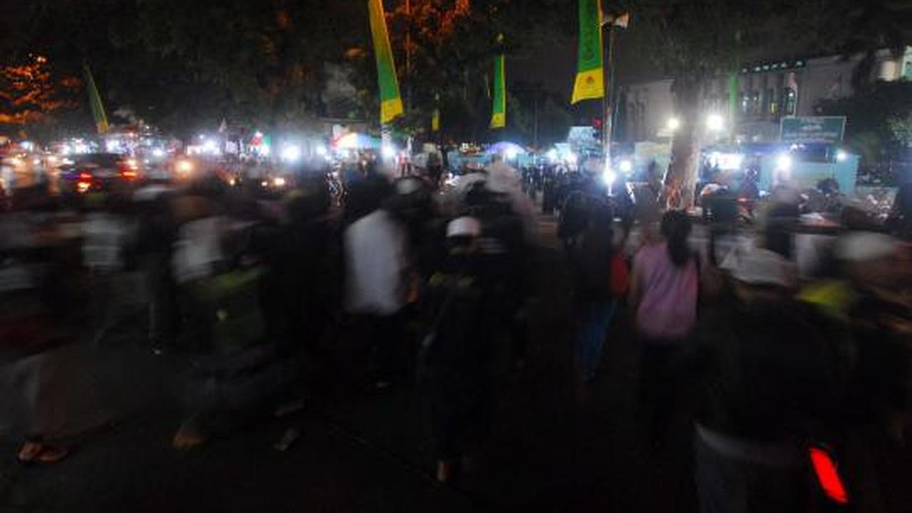 Pasar Islam di depan Masjid Al Munawar Pasar Minggu