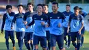 Pesepakbola timnas U-19 Indonesia melakukan latihan di Yangon, Myanmar, Jumat (10/10). (ANTARA FOTO/Andika Wahyu)