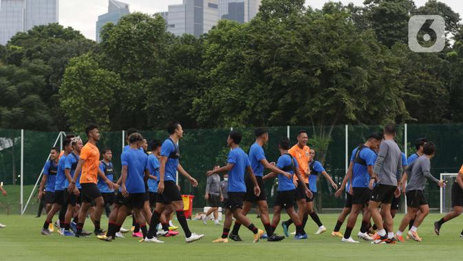 Pemain Timnas Indonesia U-22 usai mengikuti latihan perdana di Lapangan D, Kompleks Gelora Bung Karno, Senayan, Jakarta, Rabu (10/2/2021). Latihan perdana Timnas U-22 diikuti 31 pemain yang dipersiapkan untuk ajang SEA Games 2021 di Vietnam. (Liputan6.com/Helmi Fithriansyah)