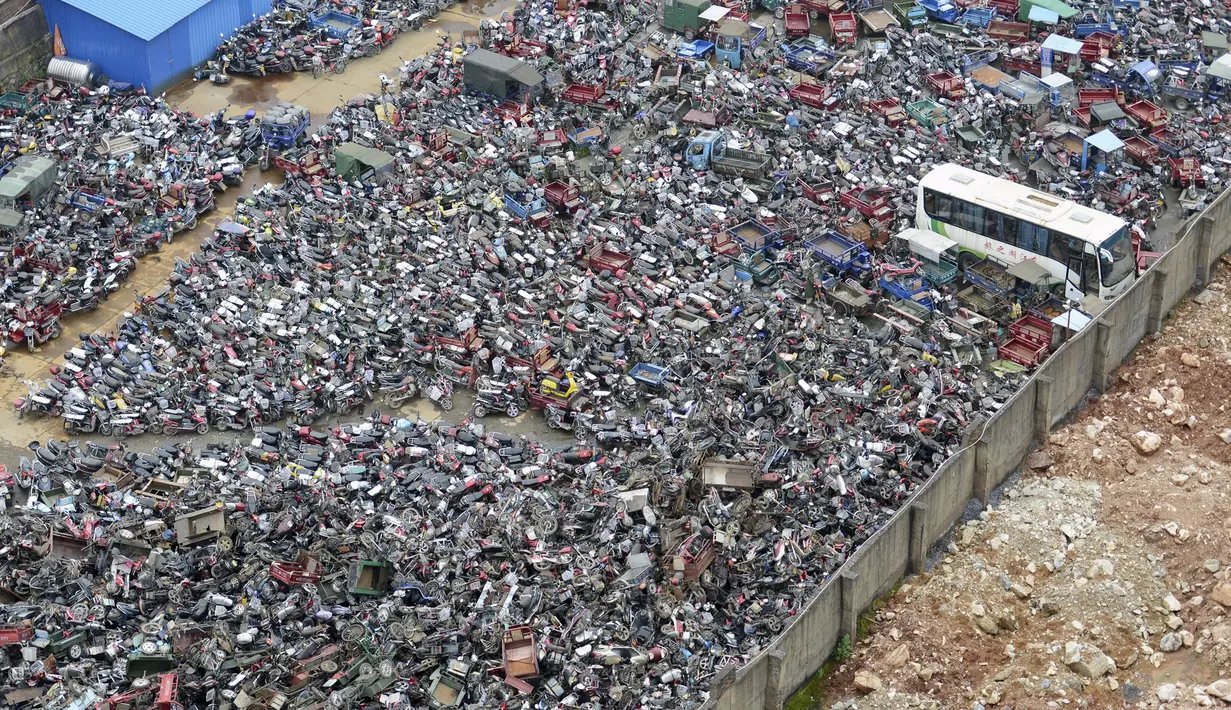 Ribuan sepeda motor bekas tampak menumpuk di sebuah tempat pembuangan di Binzhou, Hunan, China, 9 Juni 2015. (REUTERS/Stringer CHINA OUT)