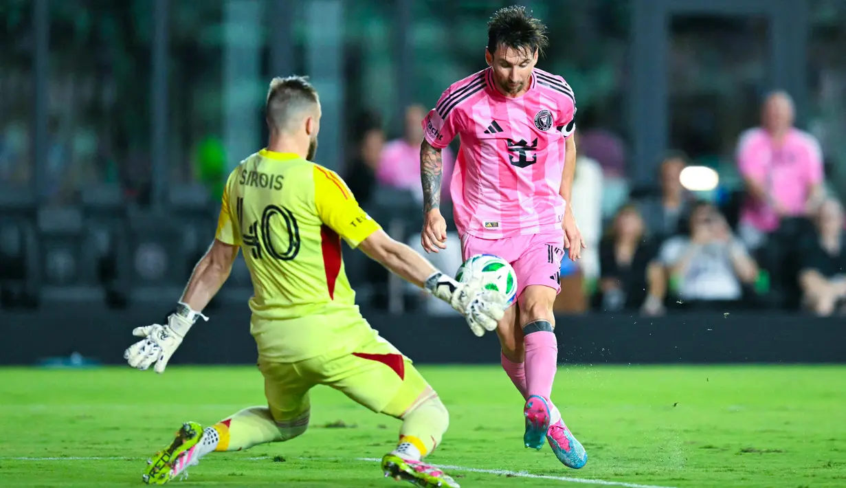 Pemain Inter Miami, Lionel Messi, mencetak gol ke gawang CF Montreal dalam lanjutan Major League Soccer (MLS) 2025 di di Fort Lauderdale, Kamis (29/5/2025). Inter Miami menang dengan skor 4-2. (AFP/Chandan Khanna)