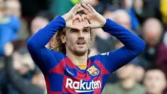 Penyerang Barcelona, Antoine Griezmann, melakukan selebrasi usai membobol gawang Getafe pada laga La Liga di Stadion Camp Nou, Sabtu (15/2/2020). Barcelona menang 2-1 atas Getafe. (AFP/Lluis Gene)