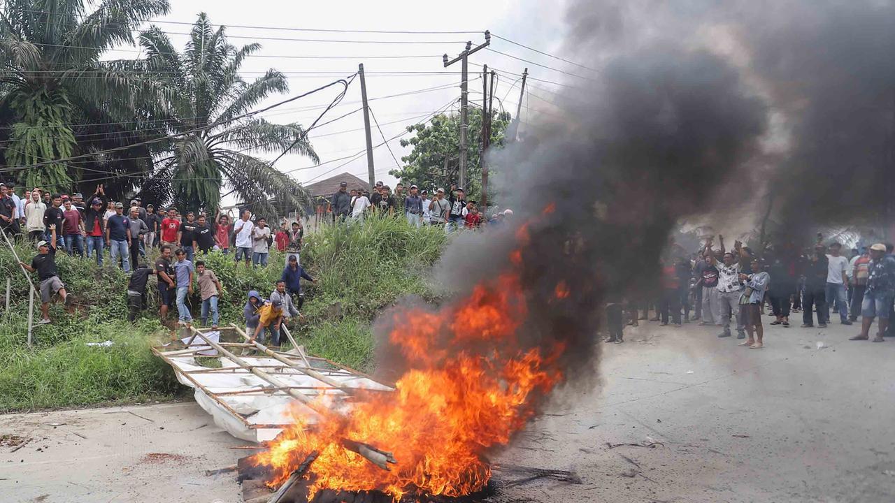 FOTO: Massa Bakar Ban, Tolak Penutupan Tambang Galian C di Bogor