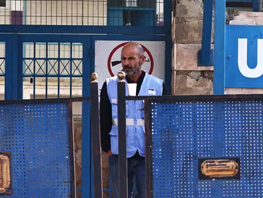 Seorang karyawan PBB berdiri di sebuah sekolah PBB di kamp Jalazone di utara Ramallah di Tepi Barat yang diduduki Israel, pada 4 November 2024. (Zain JAAFAR/AFP)