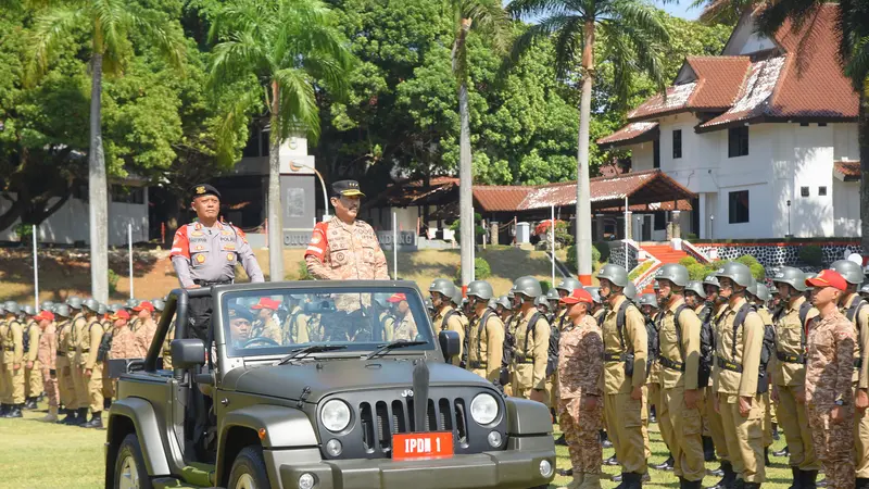 Upacara Pembukaan Pendidikan Dasar Mental dan Disiplin Praja (Diksarmendispra) di Lapangan Parade Abdi Praja, Kampus IPDN Jatinangor.