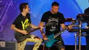 Personel grup band Muse, Matt Bellamy (kiri) dan Chris Wolstenholme tampil pada konser ALTer EGO iHeartRadio di Kia Forum, Inglewood, California, Amerika Serikat, 14 Januari 2023. Muse menjadi bagian dari lineup all-star pada iHeartRadio ALTer EGO 2023. (AP Photo/Chris Pizzello)