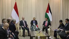 Presiden Joko Widodo melakukan pertemuan bilateral dengan PM Palestina Rami Hamdallah di sela-sela acara KAA ke-60 di JCC, Jakarta, Selasa (21/4/2015). Pertemuan membahas masalah perdagangan hingga kemerdekaan Palestina. (Liputan6.com/Herman Zakharia)