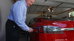 Jeff Solie memasang mobil sedan Tesla listrik di rumahnya, New Berlin, Wis (13/07/2017). Mobil Tesla supercepat yang dikendarai Jeff telah menempuh jarak 72 kilometer. (AP Photo / Morry Gash)