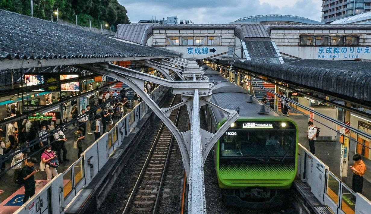 Yamanote Line juga dianggap sebagai garis pemisah antara pusat Kota Tokyo dan wilayah pinggiran kota. Foto yang diambil pada tanggal 27 Juni 2024 ini menunjukkan kereta Jalur Yamanote yang sedang berhenti di stasiun Nippori, salah satu dari 30 stasiun di sepanjang Jalur JR Yamanote di Tokyo. (Richard A. Brooks/AFP)