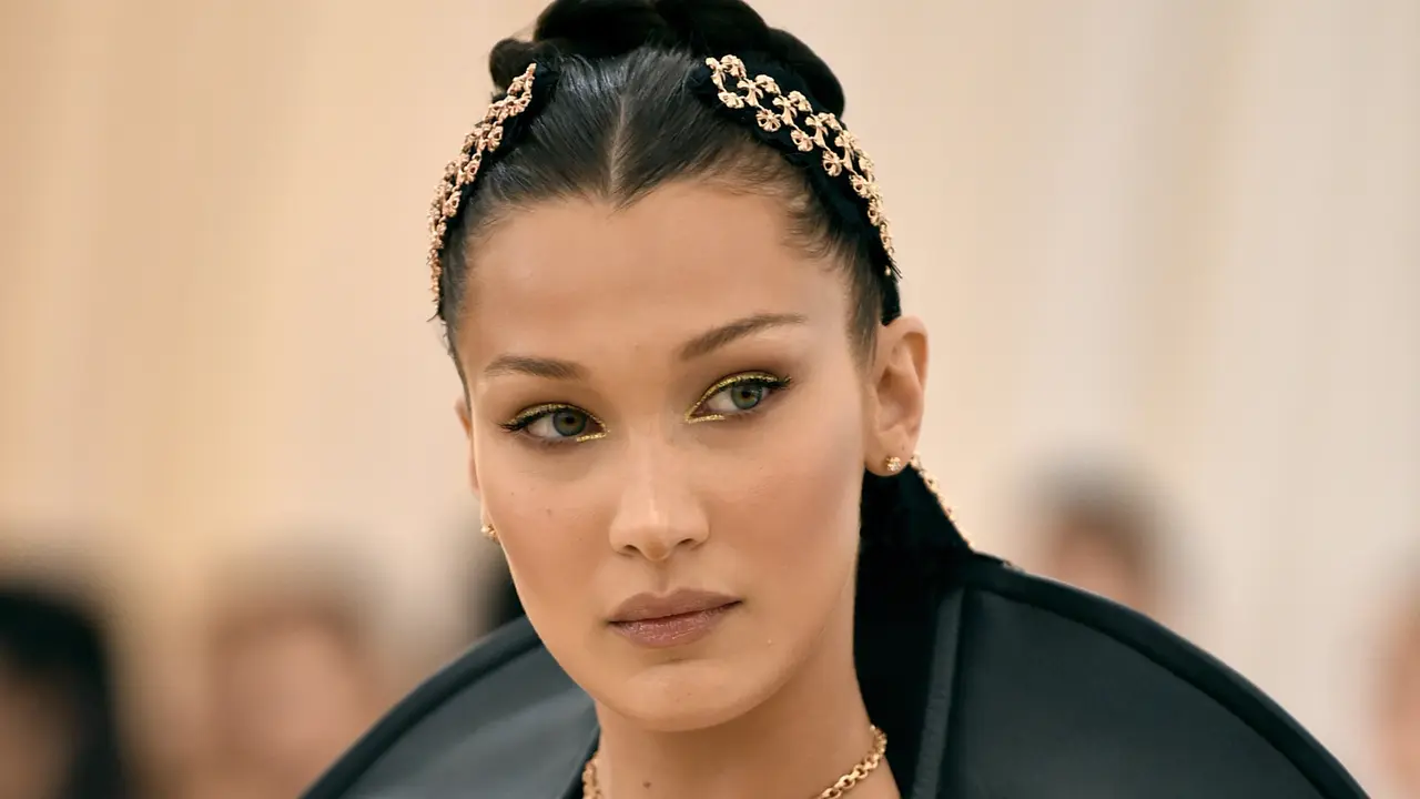 Adu Cantik Gigi dan Bella Hadid di Met Gala 2018