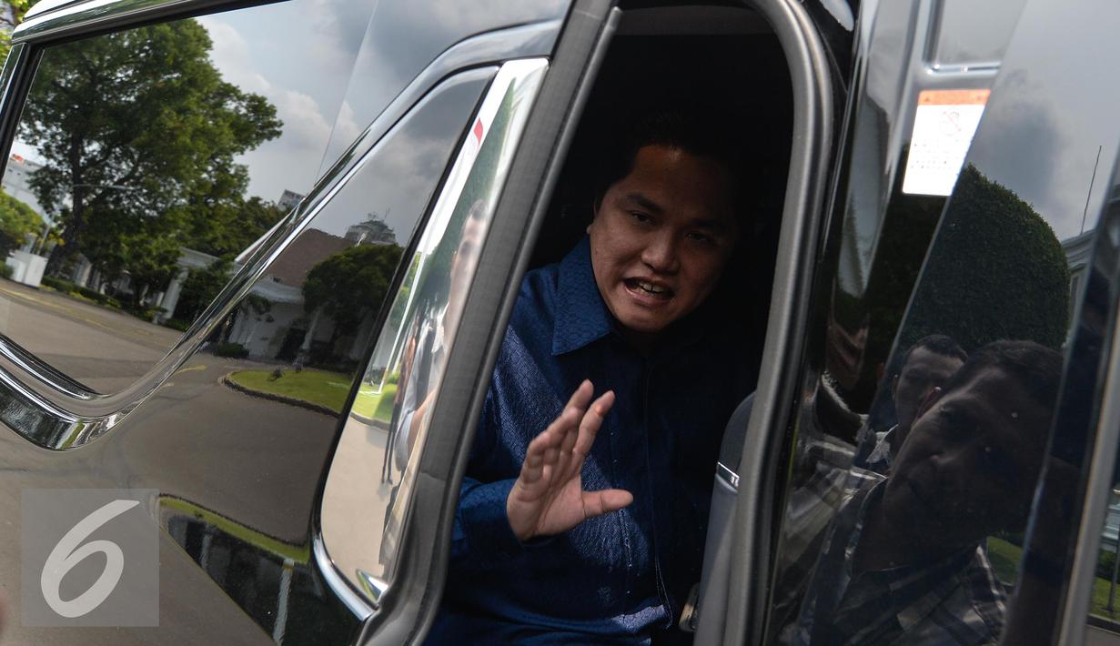 Ketua Organizing Committe Mahaka Sports Erick Thohir menyapa wartawan usai bertemu Presiden Joko Widodo di Istana Merdeka, Jakarta (5/1). Erick mengunjungi Istana Negara untuk melaporkan penyelenggaraan Piala Presiden 2015. (Liputan6.com/Faizal Fanani)