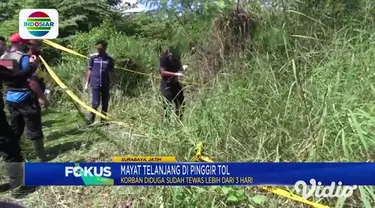 Ditemukan mayat berjenis kelamin pria di pinggir jalan tol Sumo, Surabaya, Jawa Timur, pada Sabtu pagi (26/6). Warga sekitar digegerkan dengan peristiwa tersebut, dan langsung melaporkan ke polisi. Kemudian, mayat tersebut masih dalam proses identifi...