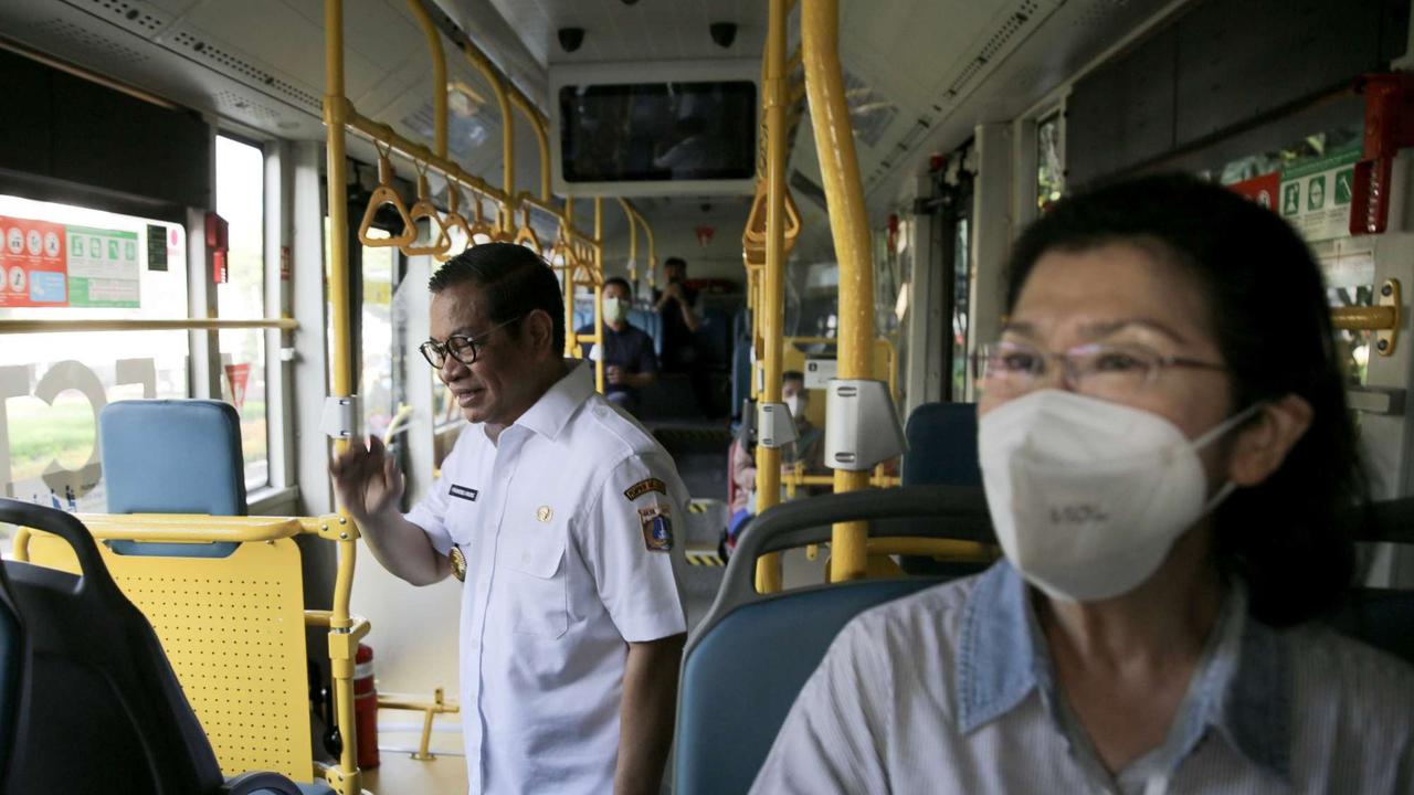 Momen Pramono Anung Naik Transjakarta di Hari Pertama ASN Wajib Gunakan Transportasi Umum