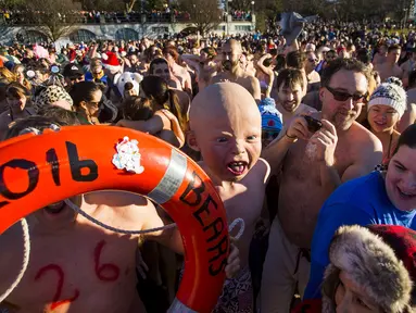 Sejumlah orang berbondong-bondong menyesaki English Bay untuk ambil bagian dari acara tahunan Polar Bear Swim di Vancouver, Kanada (2/1/2016). Meski suhu di pantai tersebut mencapai 3 derajat celcius, mereka tetap antusias. (REUTERS / Ben Nelms)