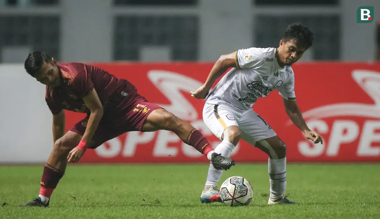 Pemain Rans Cilegon FC, Kurniawan (kanan) berebut bola dengan pemain Sriwijaya FC, Imam Bagus Kurnia dalam laga matchday ke-3 Grup X Babak 8 Besar Liga 2 2021 di Stadion Wibawa Mukti, Cikarang, Rabu (22/12/2021). (Bola.com/Bagaskara Lazuardi)