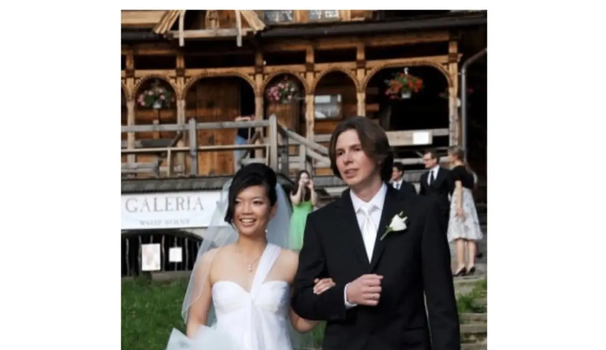 Di hari pernikahannya, stella tampak kenakan wedding dress one shoulder sedangkan sang suami mengenakan jas hitam.  [Foto: Instagram/ Prof. Stella Christie]